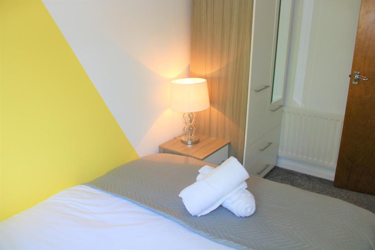 מילטון קינס Homely And Budget Friendly 3 Bed House Sleeps 6 Free Parking! מראה חיצוני תמונה