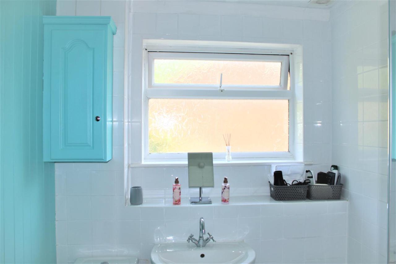 מילטון קינס Homely And Budget Friendly 3 Bed House Sleeps 6 Free Parking! מראה חיצוני תמונה