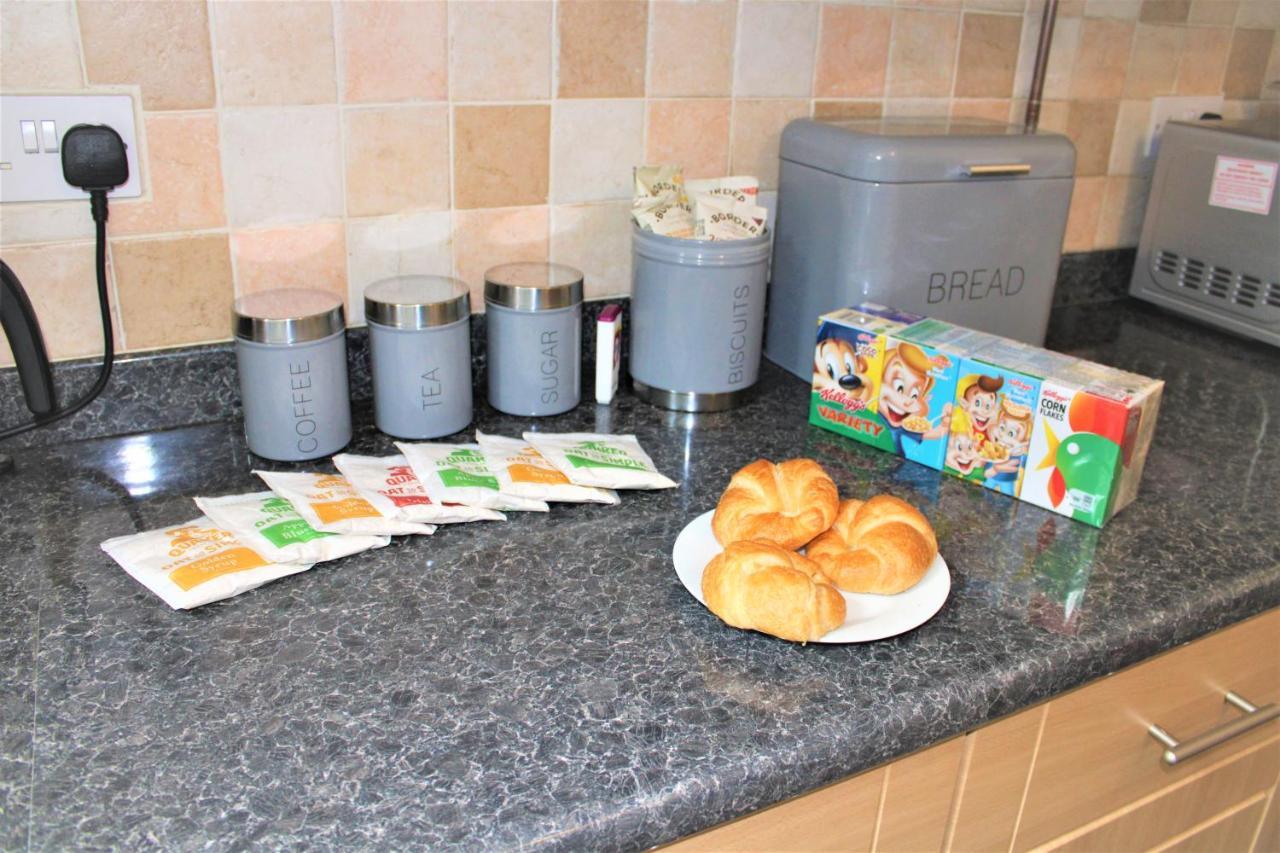 מילטון קינס Homely And Budget Friendly 3 Bed House Sleeps 6 Free Parking! מראה חיצוני תמונה